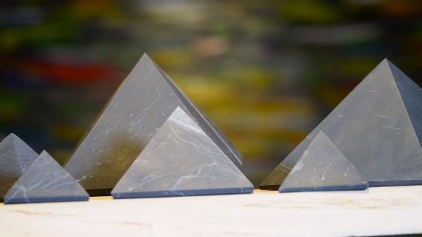 Schungit Pyramide matt - verschiedene Größen